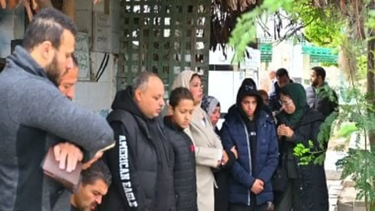 سباحو نادى الزهور يعبرون عن تقديرهم بزيارة قبر زميلهم يوسف في بورسعيد